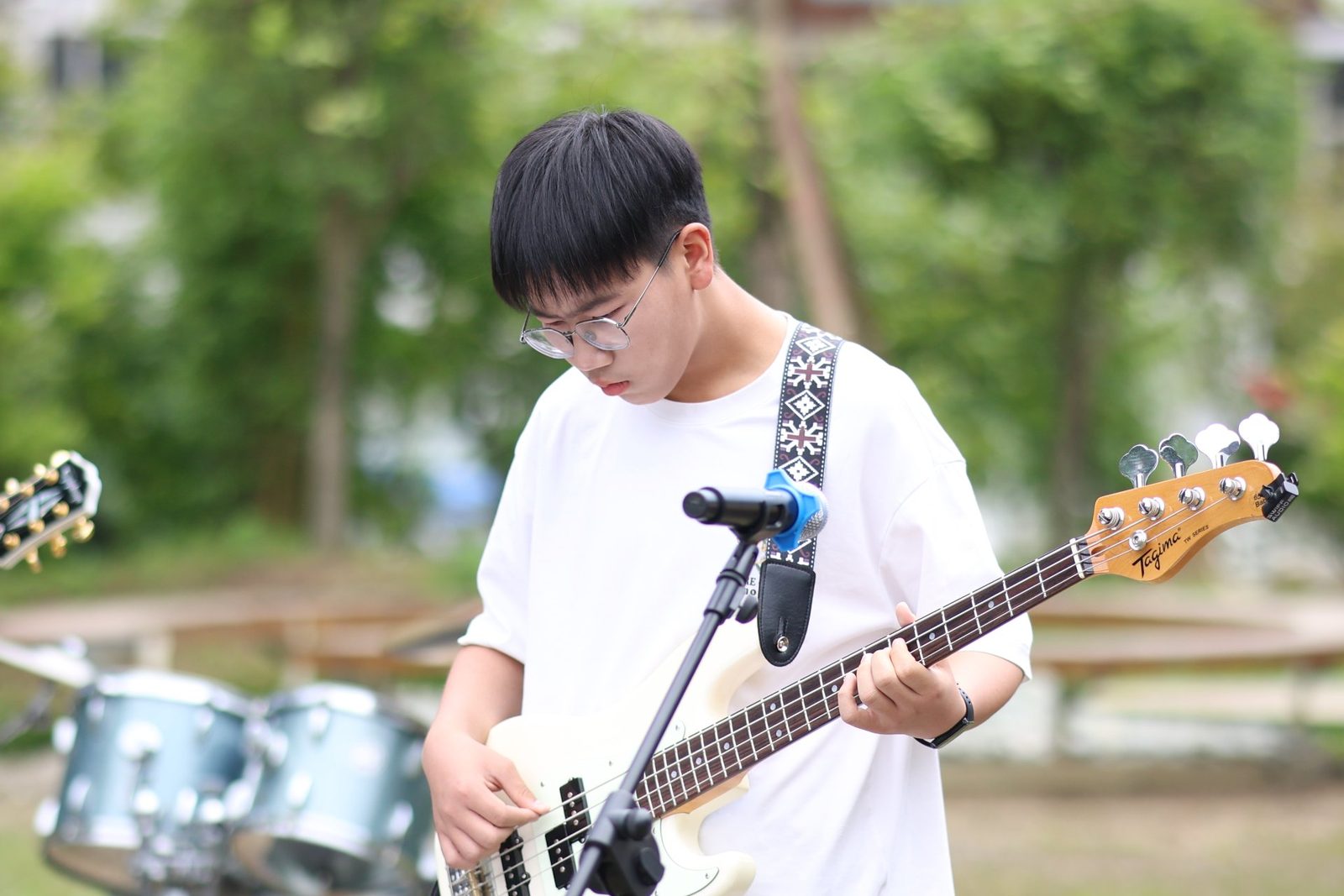 贝斯手学员户外演出